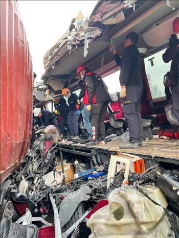 Lực lượng cứu hộ làm nhiệm vụ tại hiện trường xe buýt đâm vào xe tải trên đường cao tốc ở tỉnh Osmaniye, miền Đông Nam Thổ Nhĩ Kỳ ngày 6/12/2025. Ảnh: THX/TTXVN 