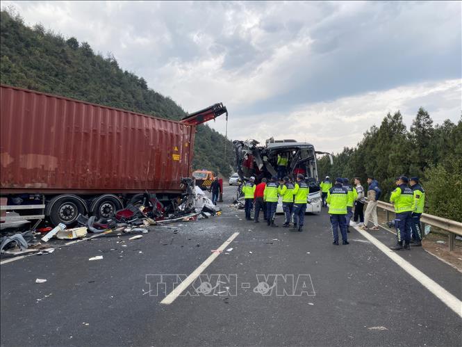 Lực lượng cứu hộ làm nhiệm vụ tại hiện trường xe buýt đâm vào xe tải trên đường cao tốc ở tỉnh Osmaniye, miền Đông Nam Thổ Nhĩ Kỳ ngày 6/12/2025. Ảnh: THX/TTXVN 