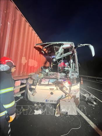 Hiện trường xe buýt đâm vào xe tải trên đường cao tốc ở tỉnh Osmaniye, miền Đông Nam Thổ Nhĩ Kỳ ngày 6/12/2025. Ảnh: THX/TTXVN