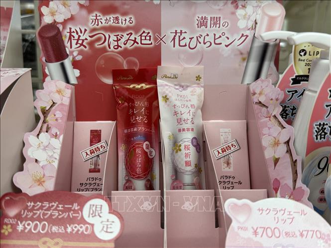 Hai mẫu son thần tài của Parado phiên bản giới hạn trên kệ hàng của 7-Eleven. Ảnh: Phạm Tuân-PV TTXVN tại Nhật Bản