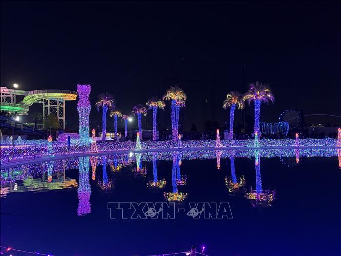 Các toà nhà, cây cối, khu vui chơi... tất cả đều rực rỡ trong tiết trời Đông giá rét. Ảnh: Xuân Giao – PV TTXVN tại Nhật Bản