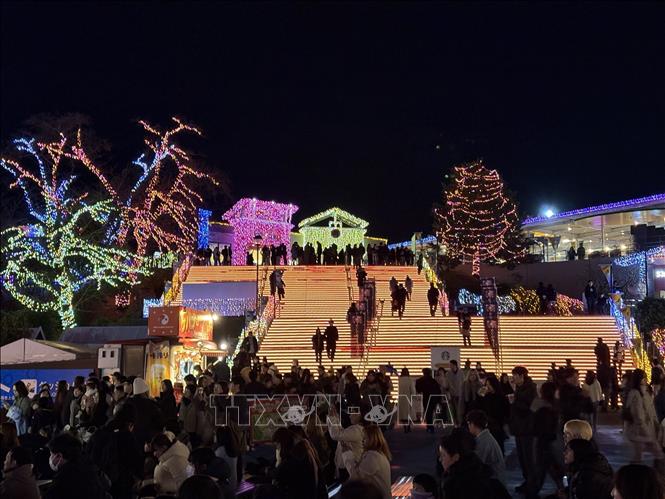 Cầu thang dẫn lên ga cáp treo cũng được chiếu sáng toàn bộ. Ảnh: Xuân Giao – PV TTXVN tại Nhật Bản