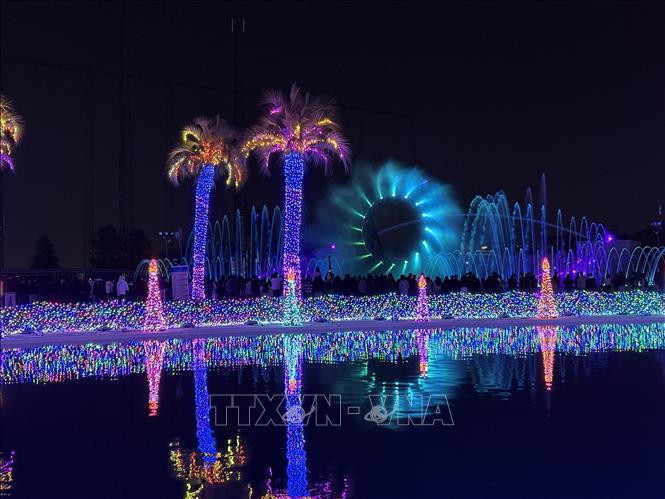 Các hồ nước trong công viên trở thành địa điểm trình diễn ánh sáng và nhạc nước. Ảnh: Xuân Giao – PV TTXVN tại Nhật Bản