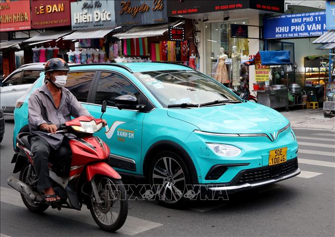 Xe ô tô điện lưu thông trên đường Hai Bà Trưng, phường Tân Định. Ảnh: Hồng Đạt - TTXVN 
