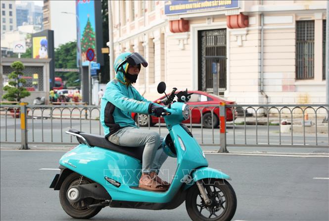 Khoảng 400.000 xe ôm công nghệ và giao hàng sẽ chuyển đổi sang xe điện đến năm 2030. Ảnh: Hồng Đạt - TTXVN 
