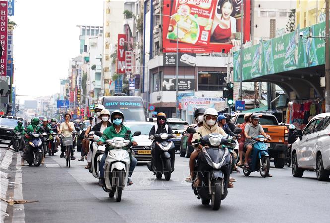 Thành phố Hồ Chí Minh xác định năm 2030 là thời điểm hoàn tất chuyển đổi 100% xe buýt, xe công nghệ, giao hàng và phương tiện công vụ sang xe điện. Ảnh: Hồng Đạt - TTXVN 
