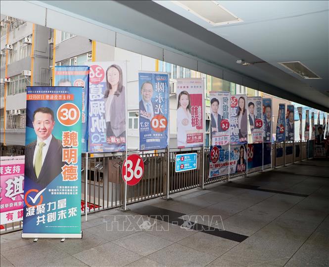 Thông tin và hình ảnh của các ứng cử viên. Ảnh: Xuân Vịnh-PV TTXVN tại Hong Kong