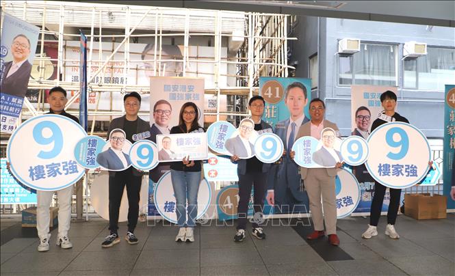 Hình ảnh tuyên truyền và vận động tranh cử tại một điểm bầu cử. Ảnh: Xuân Vịnh-PV TTXVN tại Hong Kong