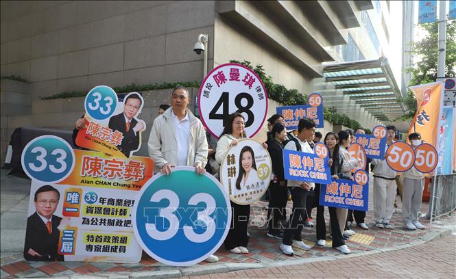  Một nhóm vận động tranh cử tại Trung tâm hội nghị và triển lãm quốc tế Hong Kong, nơi đặt trụ sở chính của cuộc bầu cử. Ảnh: Xuân Vịnh-PV TTXVN tại Hong Kong