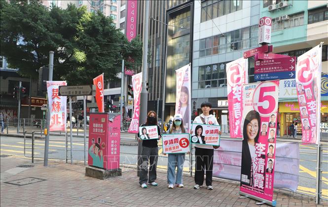  Một nhóm vận động tranh cử trên đường phố tại Quận Wan Chai, Hong Kong. Ảnh: Xuân Vịnh-PV TTXVN tại Hong Kong

