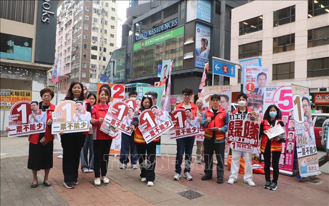  Hoạt động vận động tranh cử đường phố. Ảnh: Xuân Vịnh-PV TTXVN tại Hong Kong

