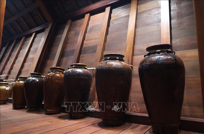 Từ bao đời nay, ché là biểu trưng cho sự giàu có, quyền lực của gia chủ và được đặt ở những vị trí trang trọng trong nhà. Ảnh: Tuấn Anh - TTXVN