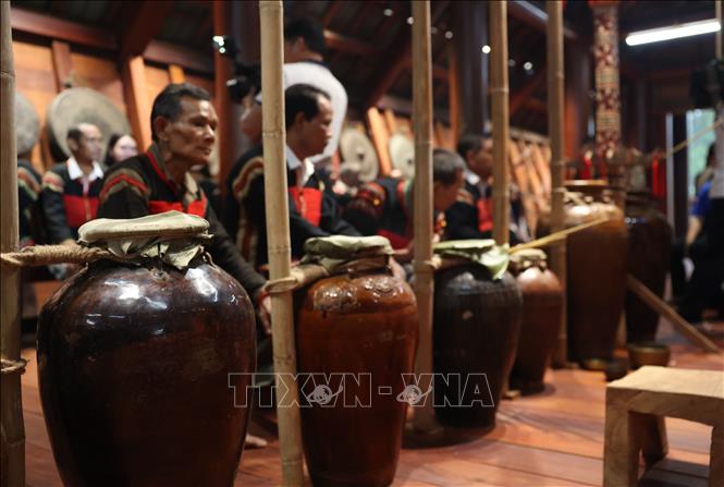 Những chiếc ché đựng rượu cần trong nghi lễ cúng nhà mới của người Ê Đê. Ảnh: Tuấn Anh - TTXVN