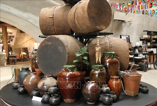 Một bộ sưu tầm ché được trưng bày tài Bảo tàng Thế giới cà phê (Đắk Lắk) phục vụ nhu cầu tham quan, tìm hiểu của du khách. Ảnh: Tuấn Anh - TTXVN