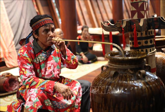 Trong các nghi lễ của người Ê Đê, chiếc ché không chỉ chứa đựng rượu cần mà còn được coi là nơi trú ngụ của các vị thần linh. Ảnh: Tuấn Anh - TTXVN