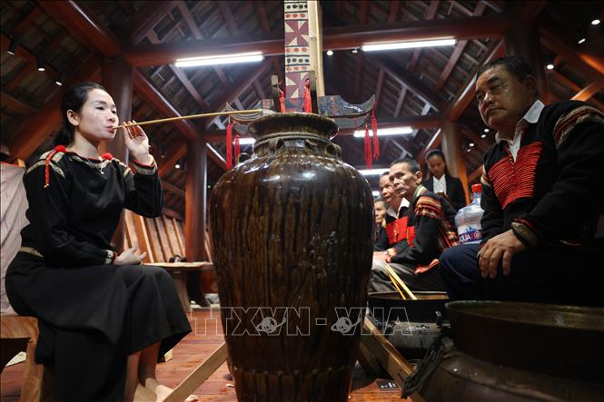 Ngày nay, chiếc ché vẫn giữ vai trò quan trọng trong các lễ nghi, là một phần không thể thiếu trong đời sống của người Ê Đê. Ảnh: Tuấn Anh - TTXVN