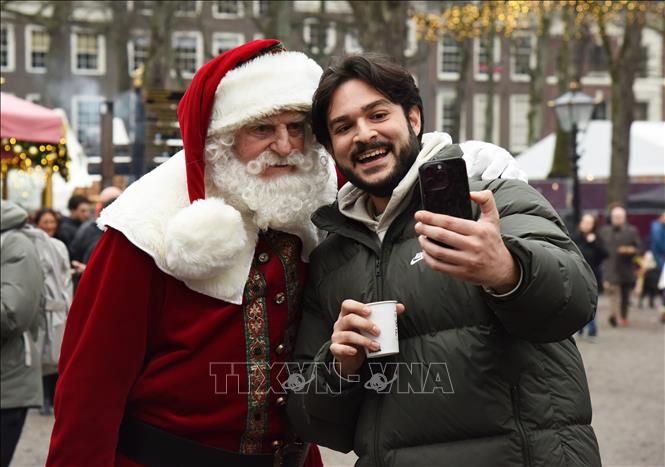 Người dân thăm chợ Giáng sinh tại Hague, Hà Lan. Ảnh: THX/TTXVN