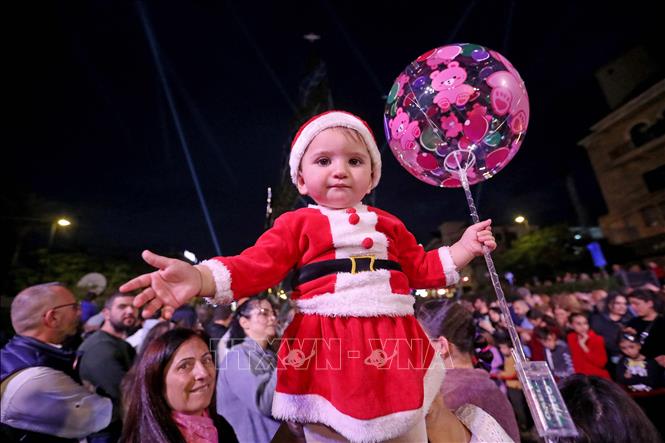 Người dân tham gia sự kiện chờ đón Giáng sinh tại Byblos, Liban. Ảnh: THX/TTXVN