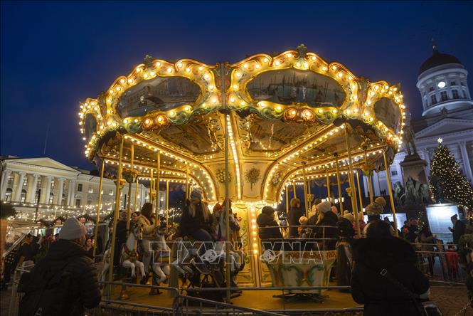 Người dân thăm chợ Giáng sinh tại Helsinki, Phần Lan. Ảnh: THX/TTXVN