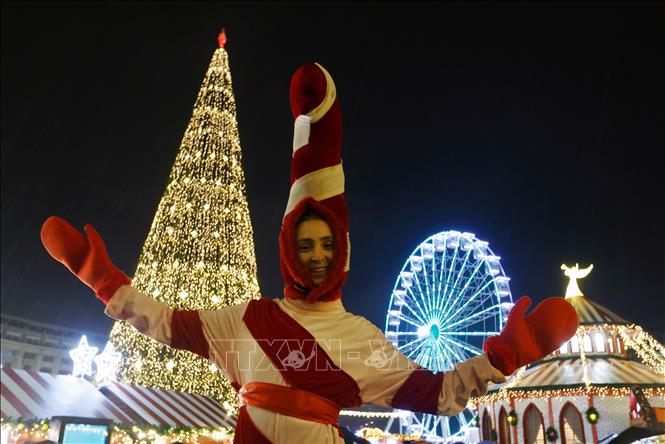 Nghệ sĩ biểu diễn tại chợ Giáng sinh ở Bucharest, Romania. Ảnh: THX/TTXVN