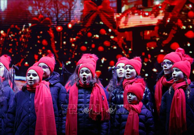 Các em nhỏ biểu diễn tại chợ Giáng sinh ở Bucharest, Romania. Ảnh: THX/TTXVN