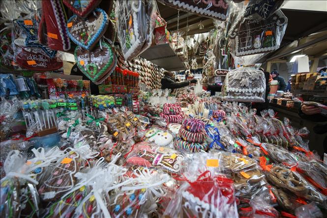 Đồ trang trí được bày bán tại chợ Giáng sinh ở Krakow, Ba Lan. Ảnh: PAP/TTXVN