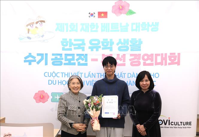 Bà Đỗ Thị Bích Ngọc - Tham tán Khoa học công nghệ đại diện cho ĐSQ Việt Nam (phải) và Bà Kim Young-shin – Giám đốc Trung tâm giao lưu văn hóa Việt – Hàn (Trái) trao Giải đặc biệt cho em Trần Quốc Hoàng – sinh viên Đại học Kookmin. Ảnh: Khánh Vân - TTXVN tại Hàn Quốc
