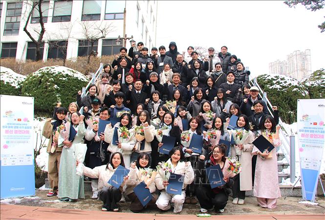 Các thí sinh việt Nam chụp ảnh cùng Ban Tổ chức tại Trường Đại học Kyunghee. Ảnh: Khánh Vân - TTXVN tại Hàn Quốc