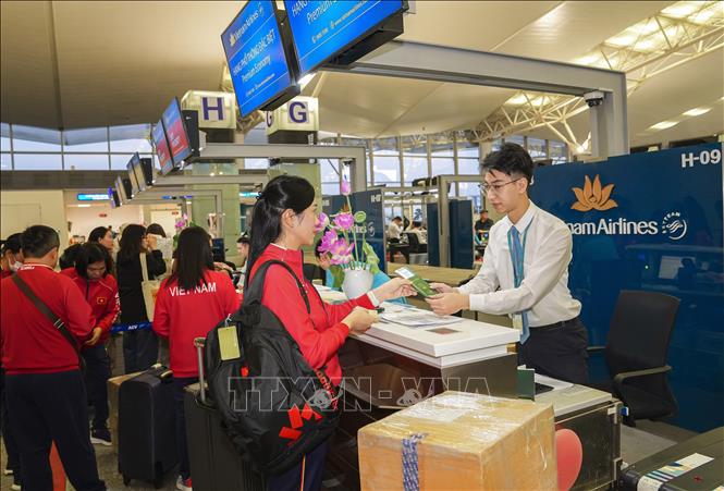 Vietnam Airlines ưu tiên làm thủ tục cho các VĐV đoàn Thể thao Việt Nam tại sân bay qtế Nội Bài, sáng 7/12. Ảnh: TTXVN phát