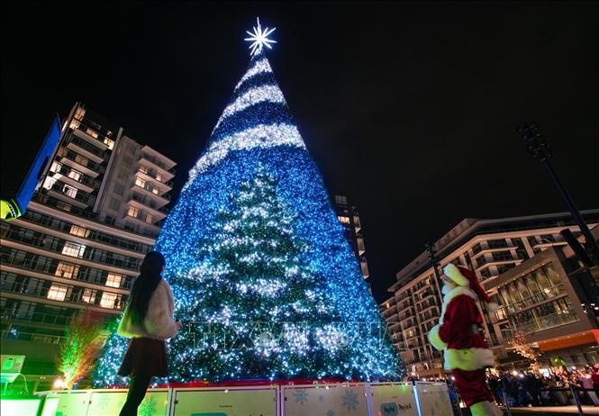 Cây thông Noel được trang hoàng rực rỡ tại Richmond, British Columbia, Canada. Ảnh: THX/TTXVN