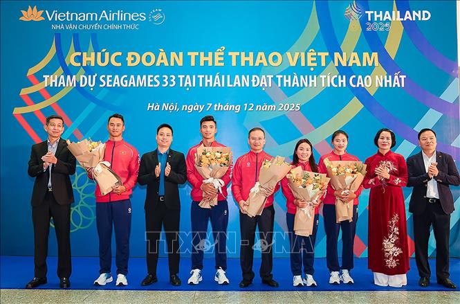 Đại diện Vietnam Airlines tặng hoa động viên đoàn thể thao Việt Nam trước giờ lên đường sang Thái Lan tại sân bay quốc tế Nội Bài, sáng 7/12. Ảnh: TTXVN phát