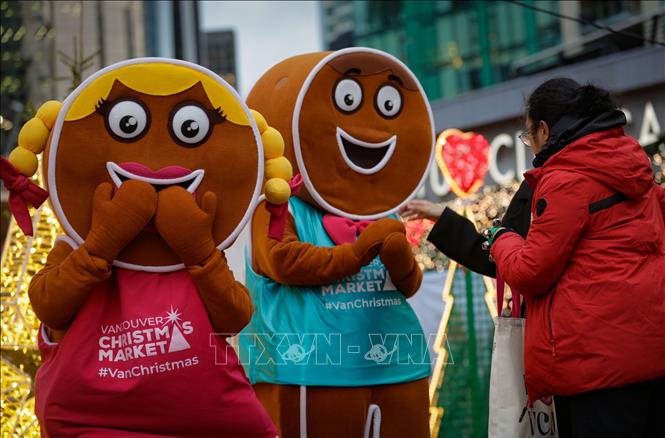 Người dân thăm chợ Giáng sinh tại Vancouver, British Columbia, Canada. Ảnh: THX/TTXVN