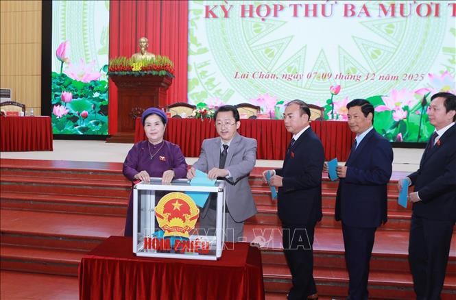 Các đồng chí lãnh đạo bỏ phiếu bầu Phó Chủ tịch HĐND tỉnh Lai Châu khóa XV, nhiệm kỳ 2025-2026. Ảnh: Quý Trung – TTXVN