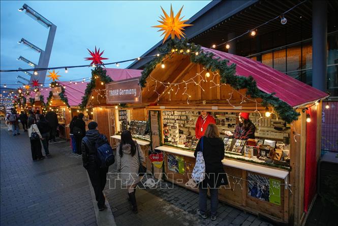 Người dân thăm chợ Giáng sinh tại Vancouver, British Columbia, Canada. Ảnh: THX/TTXVN
