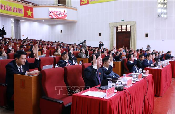 Các đại biểu biểu quyết thông qua tờ trình giới thiệu nhân sự bầu Phó Chủ tịch HĐND tỉnh Lai Châu khóa XV, nhiệm kỳ 2021-2026 đối với đồng chí Tẩn Thị Quế. Ảnh: Quý Trung – TTXVN