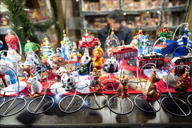Đồ trang trí được bày bán tại chợ Giáng sinh ở Poznan, Ba Lan. Ảnh: PAP/TTXVN