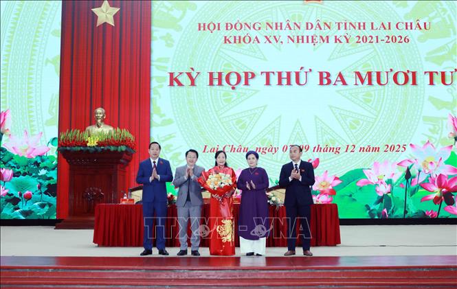 Các đồng chí lãnh đạo tặng hoa chúc mừng đồng chí Tẩn Thị Quế được bầu làm Phó Chủ tịch Hội đồng nhân dân tỉnh Lai Châu khóa XV, nhiệm kỳ 2021-2026. Ảnh: Quý Trung – TTXVN