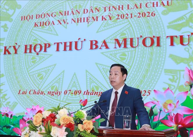 Chủ tịch UBND tỉnh Lai Châu, Hà Quang Trung phát biểu báo cáo về tình hình phát triển kinh tế- xã hội, đảm bảo quốc phòng an ninh năm 2025 và kế hoạch năm 2026. Ảnh: Quý Trung – TTXVN