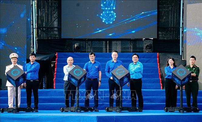 Các đại biểu thực hiện nghi thức phát động Ngày hội. Ảnh: Thu Hương - TTXVN