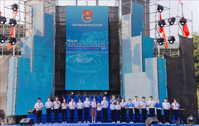 Ban Tổ chức trao tặng 20 phần học bổng đến các em học sinh vượt khó học giỏi. Ảnh: Thu Hương - TTXVN