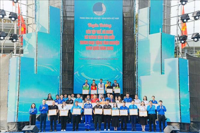 Trung ương Hội Liên hiệp Thanh niên Việt Nam trao Bằng khen cho tập thể và cá nhân tiêu biểu có thành tích xuất sắc, đóng góp nổi bật cho hoạt động tình nguyện trên phạm vi toàn quốc. Ảnh: Thu Hương - TTXVN