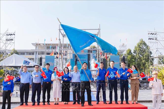 Các đại biểu thực hiện nghi thức phát động chương trình Đồng diễn. Ảnh: Thu Hương - TTXVN