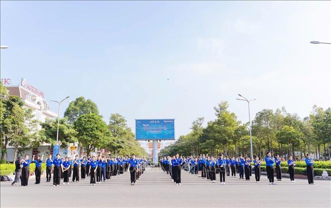 Màn đồng diễn nghệ thuật với chủ đề “Tuổi trẻ Việt Nam vững bước dưới cờ Đảng – Tiên phong bước vào kỷ nguyên mới”. Ảnh: Thu Hương - TTXVN