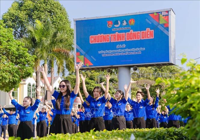 Các bạn đoàn viên thanh niên cùng nhau thực hiện màn đồng diễn nghệ thuật. Ảnh: Thu Hương - TTXVN