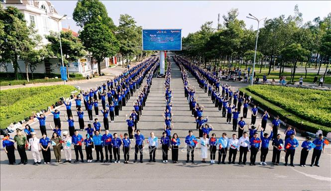Màn đồng diễn nghệ thuật có sự tham gia của gần 5.000 đoàn viên, thanh niên. Ảnh: Thu Hương - TTXVN