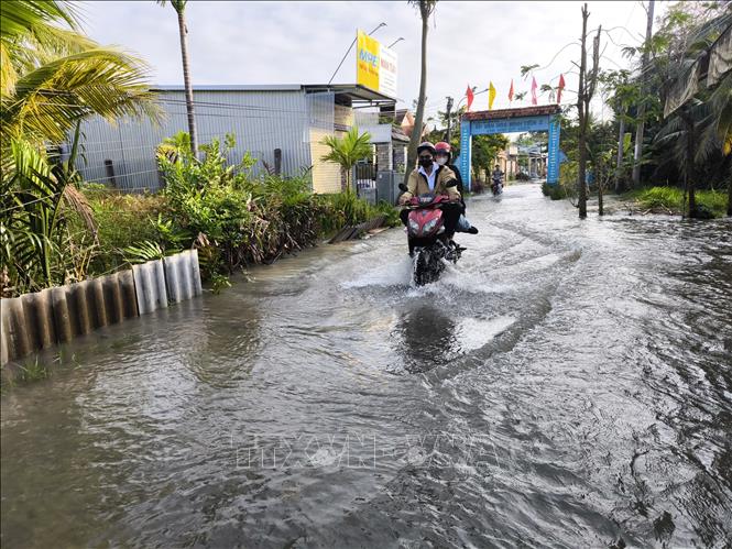 Nhiều tuyến đường ngập sâu ảnh hưởng đến đời sống của người dân. Ảnh: Huỳnh Phúc Hậu - TTXVN