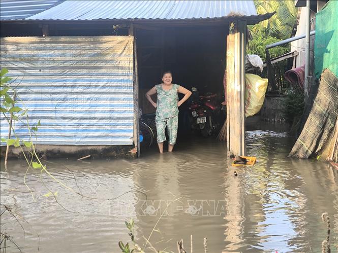 Triều cường gây ngập nước ảnh hưởng đến đời sống của người dân. Ảnh: Huỳnh Phúc Hậu - TTXVN
