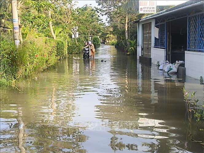 Nhiều tuyến đường ngập sâu ảnh hưởng đến đời sống của người dân. Ảnh: Huỳnh Phúc Hậu - TTXVN