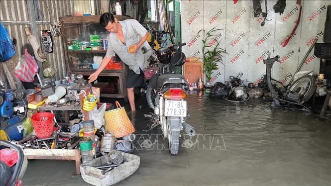 Triều cường gây ngập nước ảnh hưởng đến đời sống của người dân. Ảnh: Huỳnh Phúc Hậu - TTXVN