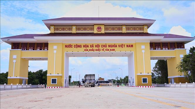 Quốc môn Cửa khẩu quốc tế Tân Nam có chiều cao 25,95m đã hoàn thiện chờ ngày khai trương. Ảnh: Minh Phú – TTVXN